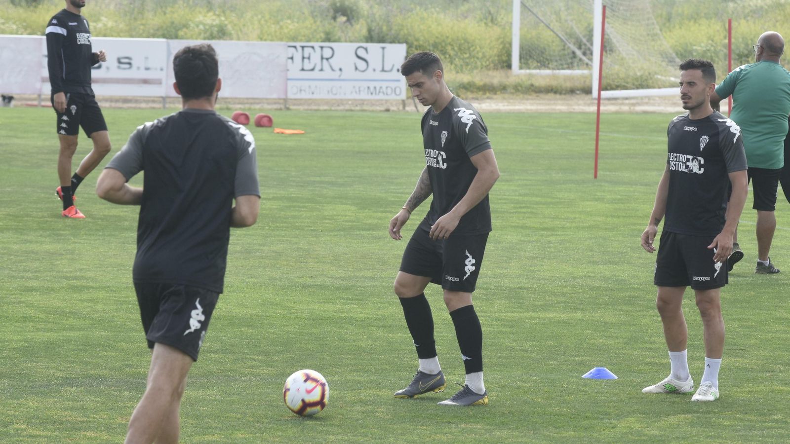 Jaime Romero toca balón durante el entrenamiento en la Ciudad Deportiva.