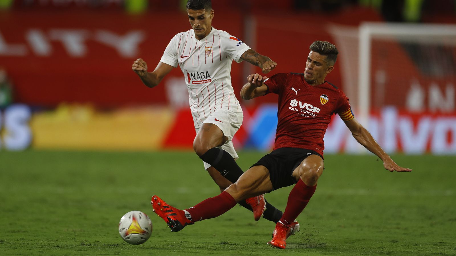 Lamela, brillante durante todo el partido, se va con clase de Gabriel Paulista.