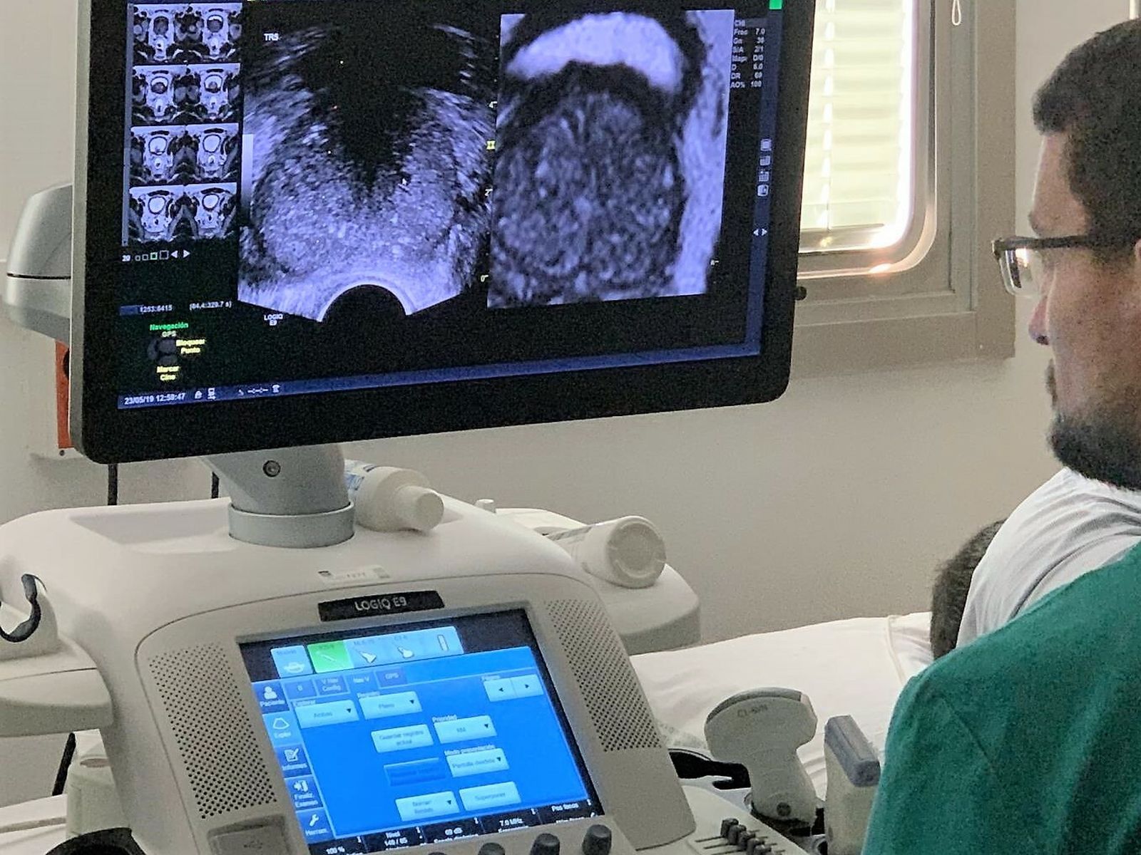 Un profesional del servicio de Urología utilizando el nuevo ecógrafo.