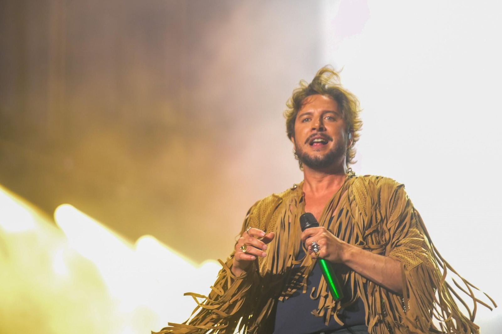 La lluvia de Granada no frena el baño de masas de un Manuel Carrasco ‘Salvaje’
