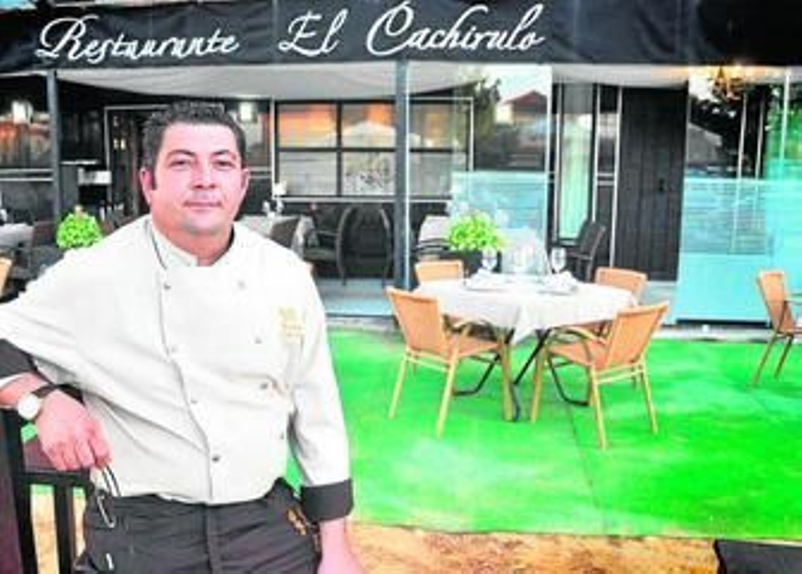 Javier Parra, delante de la terraza que monta en su restaurante para las cenas veraniegas. Javier Parra, delante de la terraza que monta en su restaurante para las cenas veraniegas.