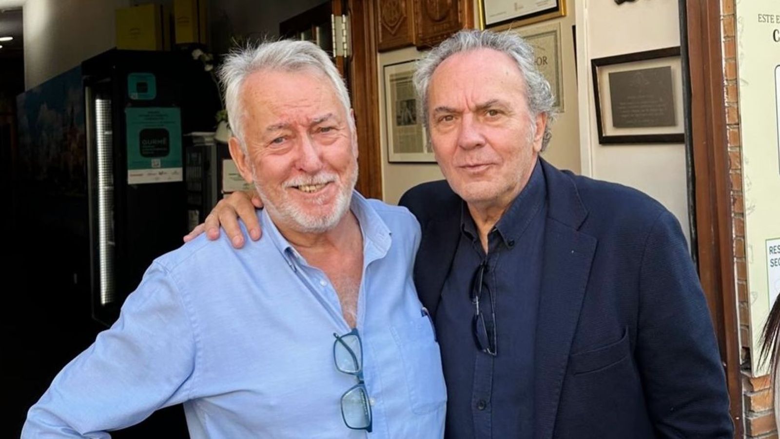 Manuel Gómez, propietario de El Portichuelo junto al actor José Coronado.