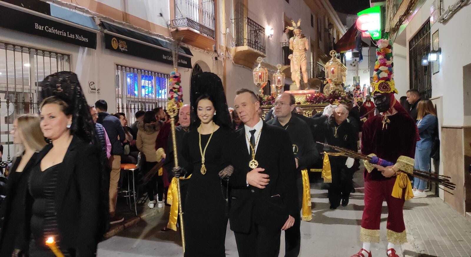 Miércoles Santo en Iznájar: La colorida procesión del Cristo Amarrado a la Columna, en imágenes