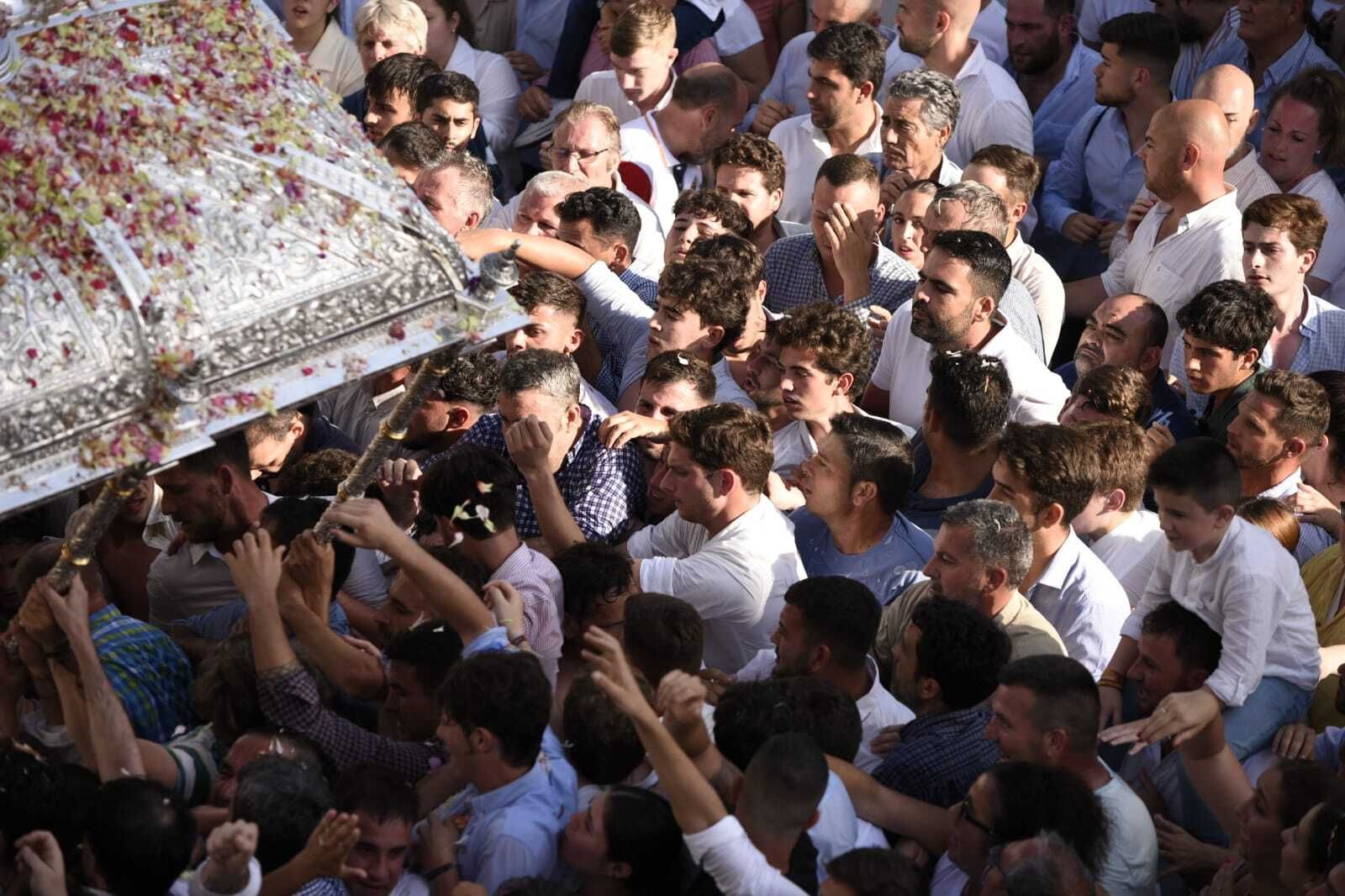 La Virgen del Rocío regresa a la iglesia tras 13 horas de procesión, en imágenes