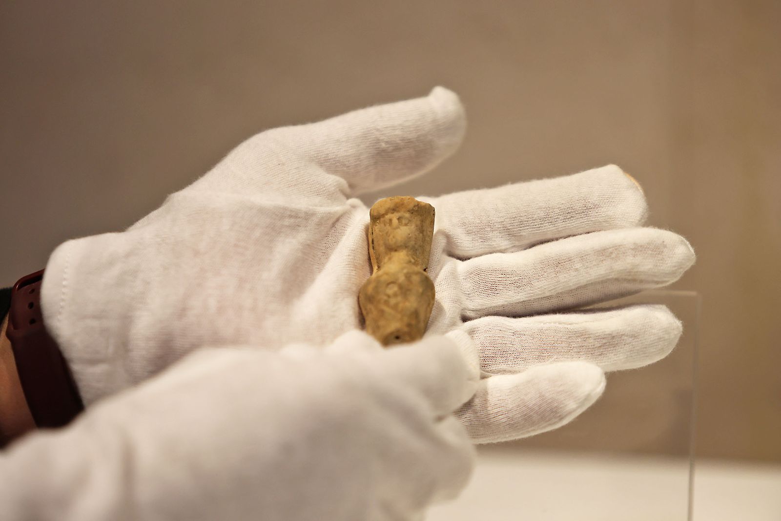 Imágenes de la Recepción en el Museo de Huelva del silbato turdetano hallado en Doñana