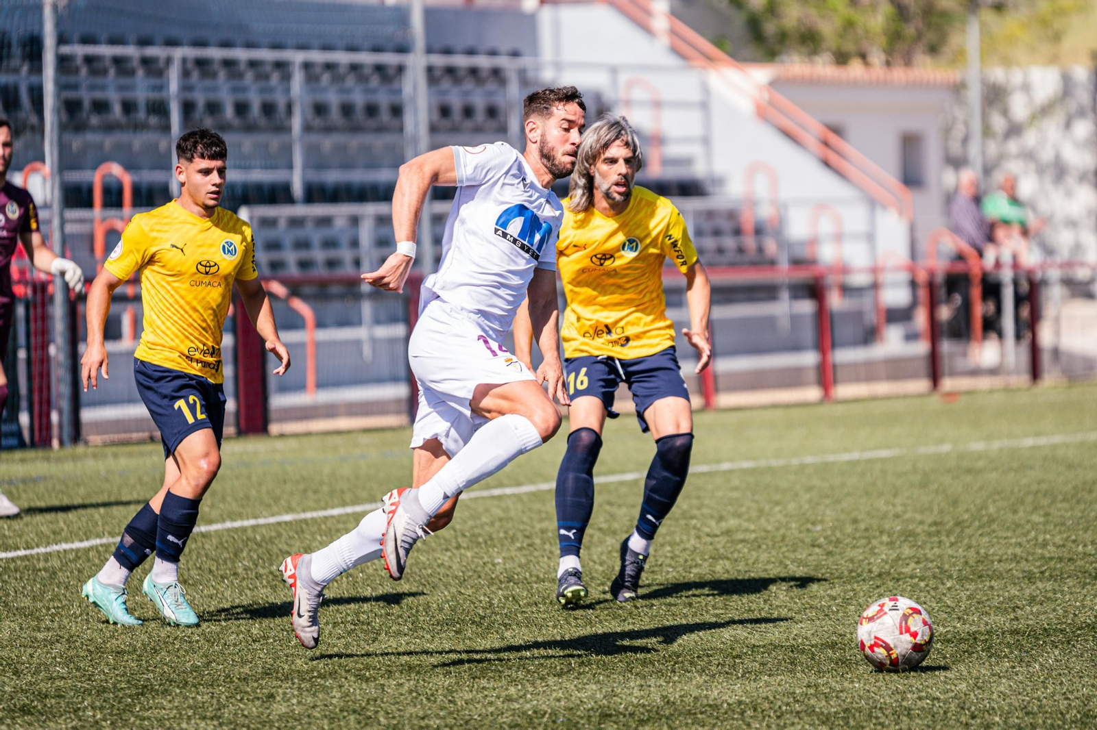 Carlos Fernández, en una acción ofensiva rodeado de defensas del Marbellí.