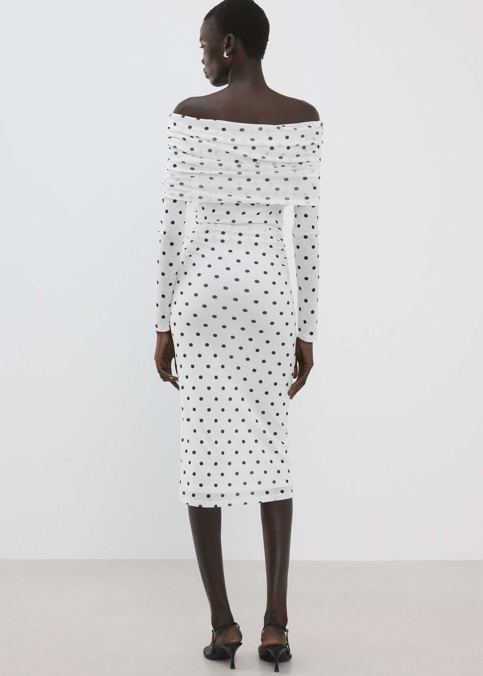 Vestido de lunares de Mango.