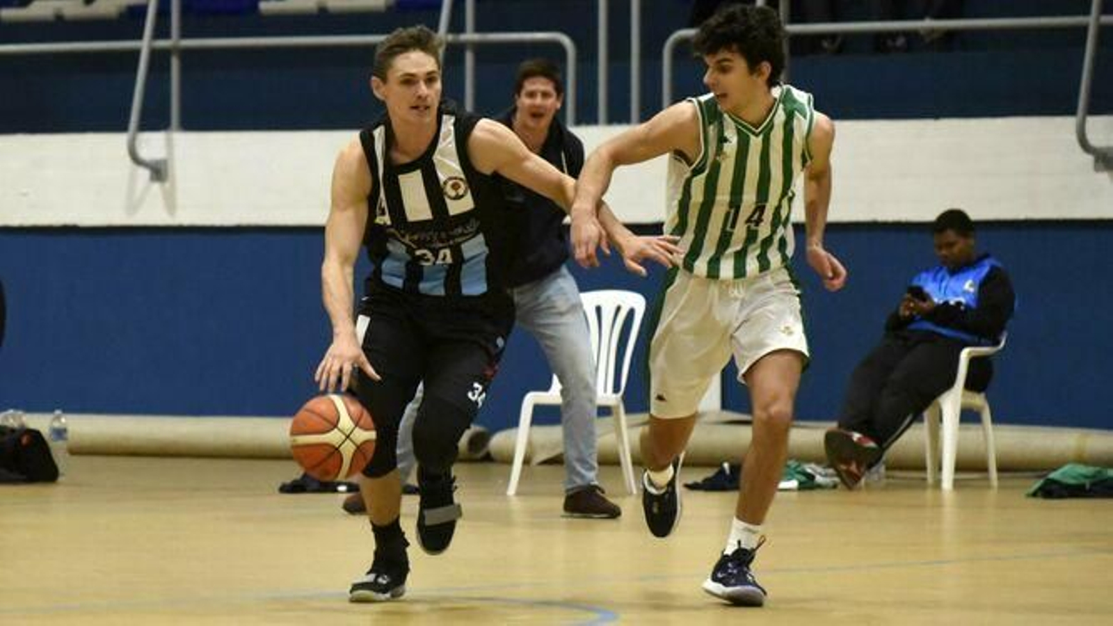 Alex Bak conduce un ataque durante el ULB-Betis de la andadura 2019-20