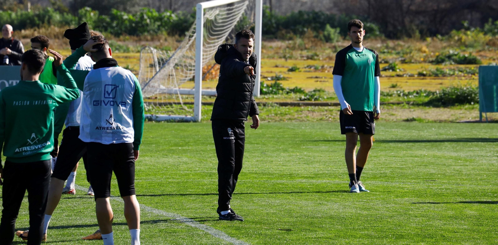 Iván Ania da órdenes a sus jugadores durante un entrenamiento.