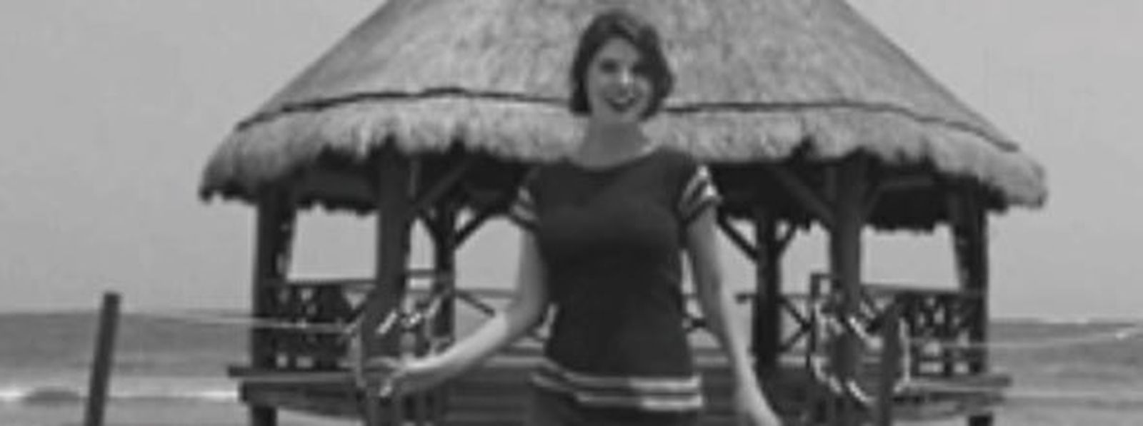 Mujer en la  playa en 1910. / ARCHIVO