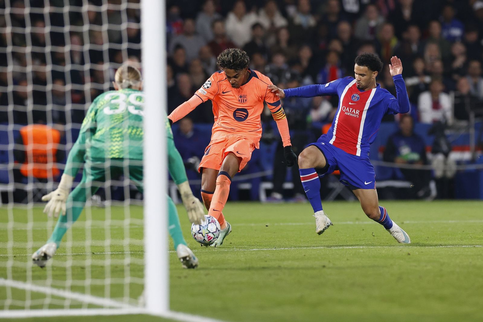바르셀로나 라민 야말 PSG 골문 앞에서 왼발로 슈팅하는 챔피언스리그 득점 장면
