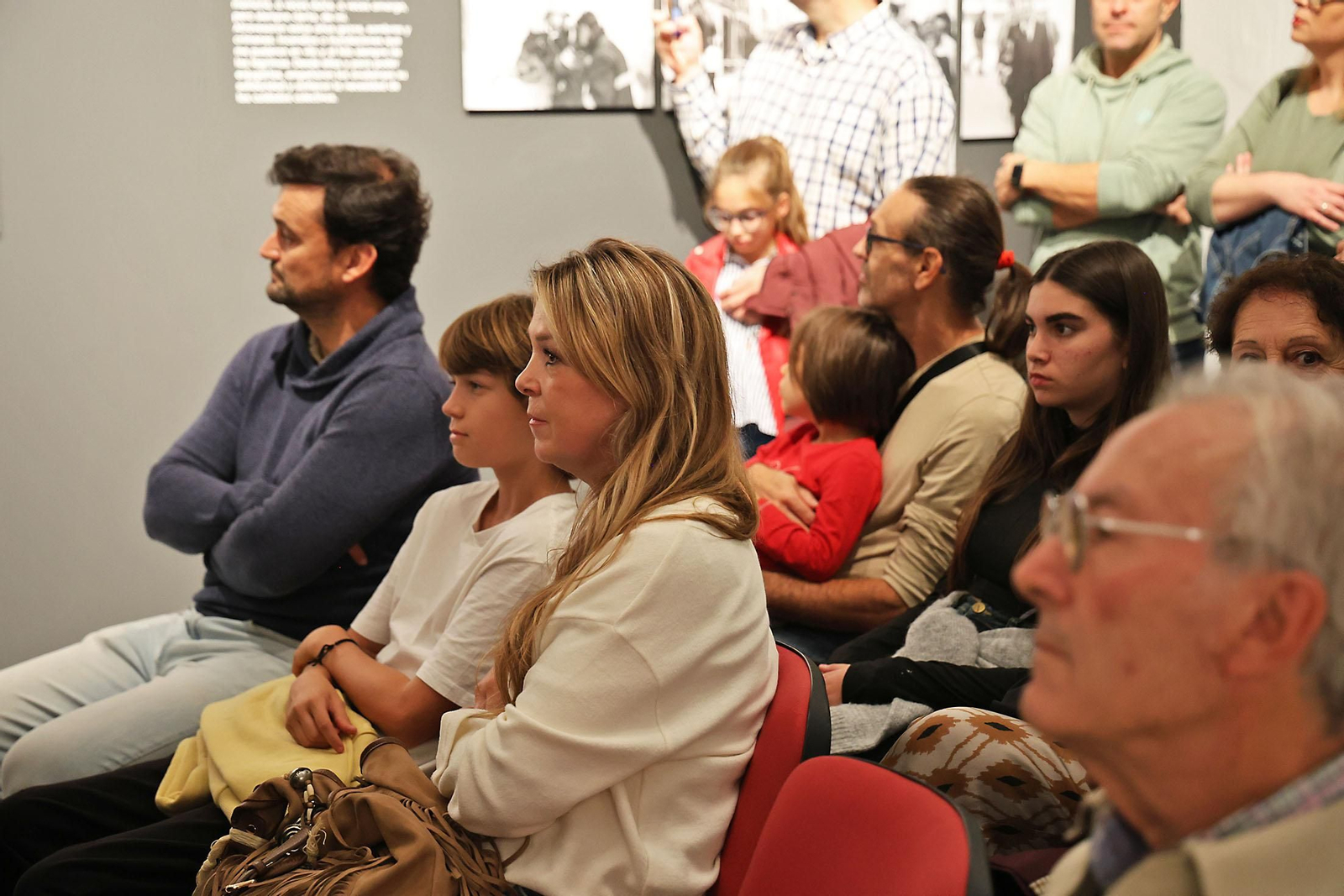 Inauguración la exposición 'Noventa Veces Huelva', una selección de fotografías de fotoperiodista Miguel Vázquez
