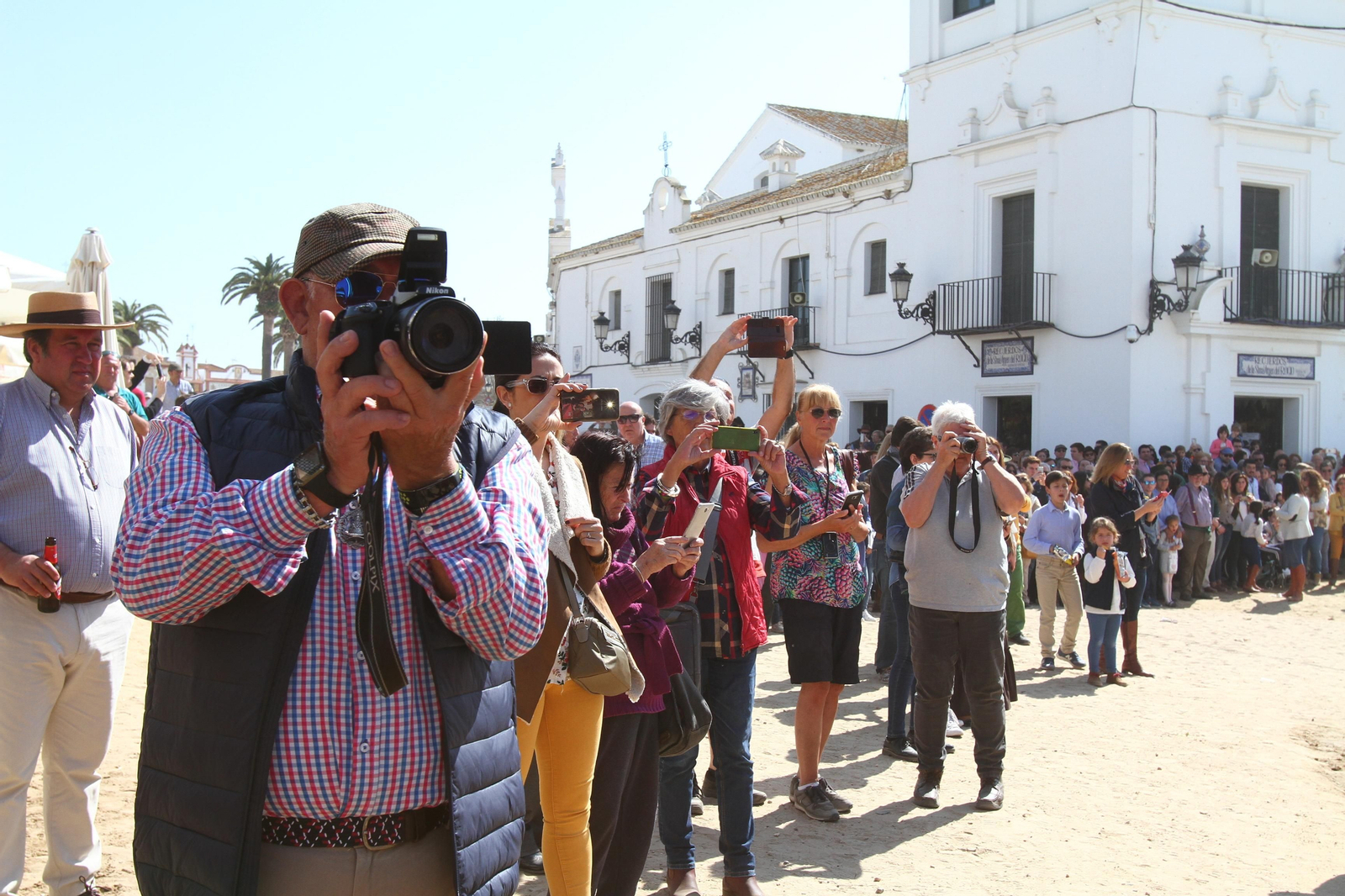 La Hermandad de Huelva se presenta ante la Virgen del Rocío en su peregrinación a la aldea almonteña