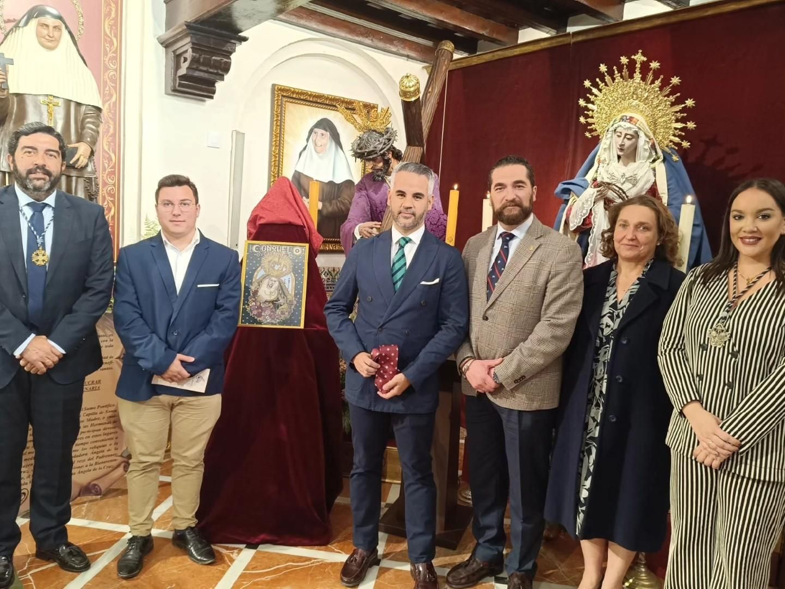 El pregonero con miembros del Consuelo, de la Unión de Hermandades y del Ayuntamiento.