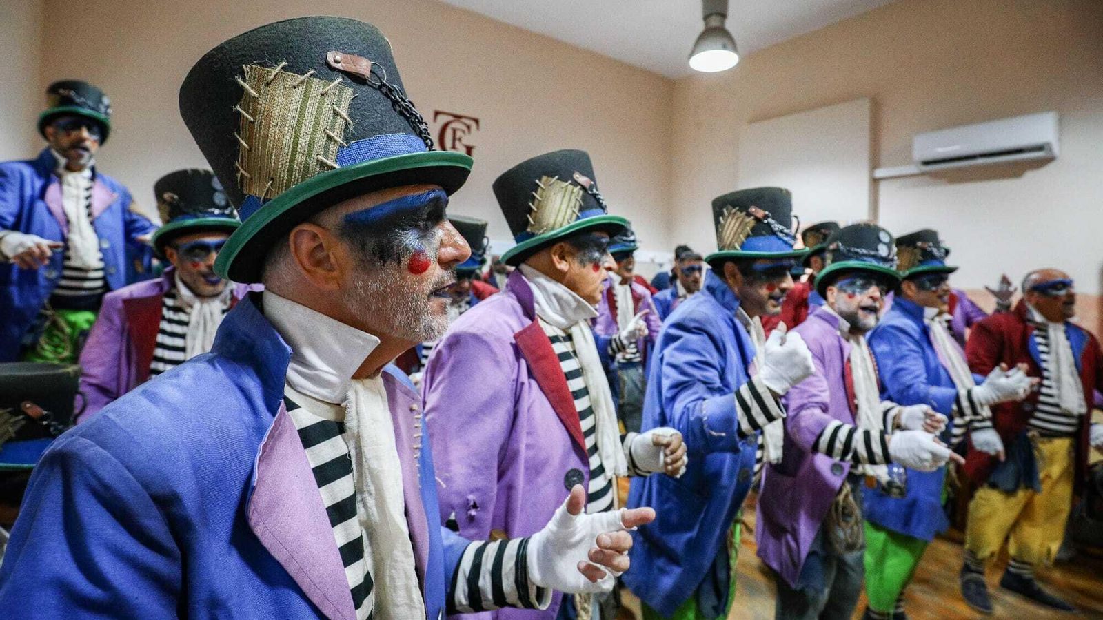 El coro 'Los dueños de Cádiz', antes de salir a escena.
