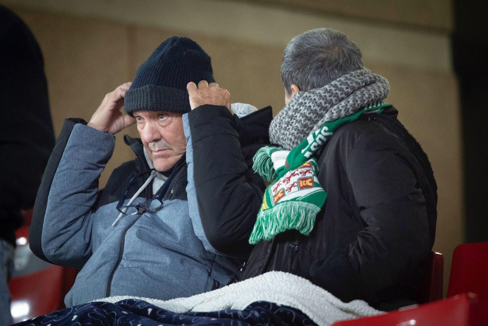 Encuéntrate en la grada de Los Cármenes durante el Granada-Córdoba