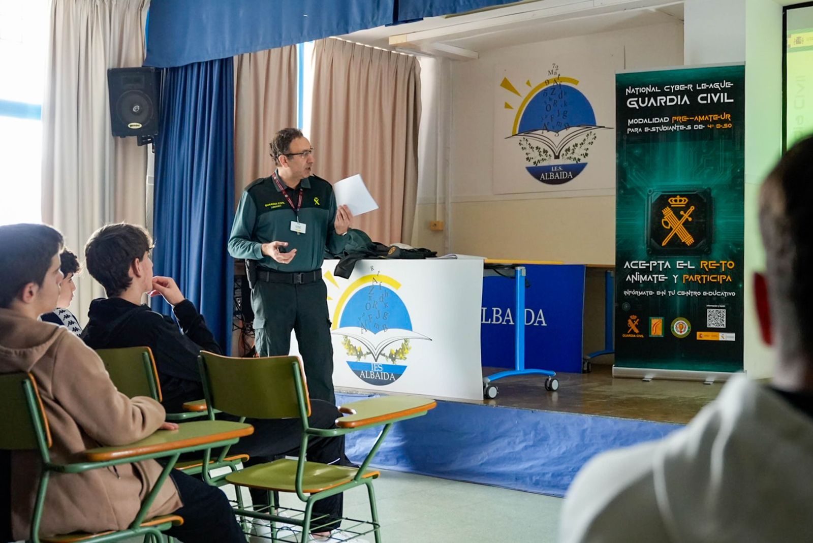 Las imágenes de la Ciberliga de la Guardia Civil en el IES Albaida