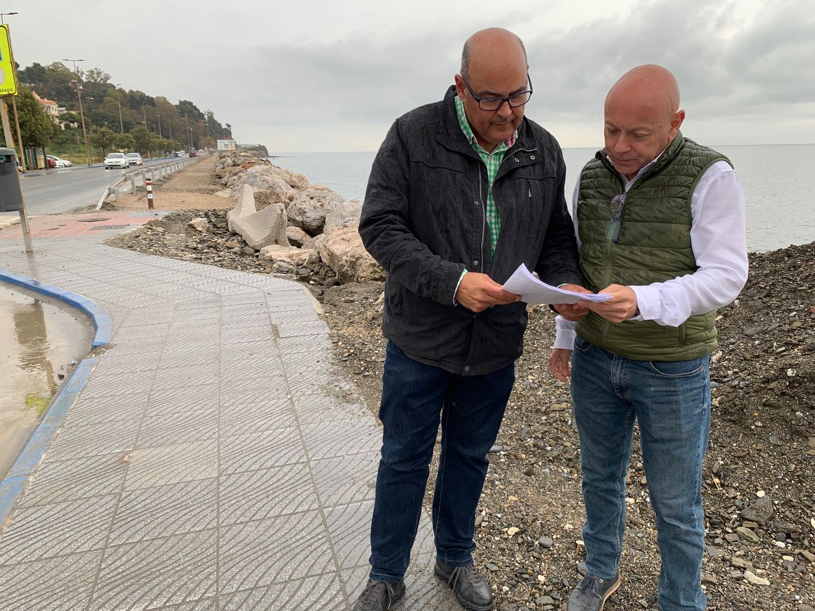 Concejales del PP visitan la playa de Mequitilla