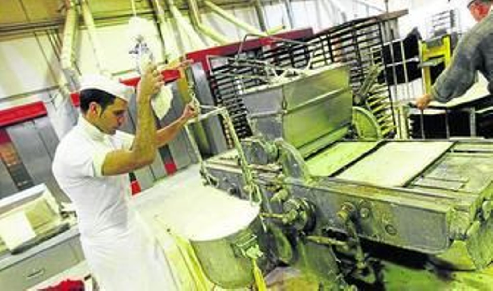 inicio.                Mientras el relleno se mezcla y se pica, el jefe de la producción industrial elabora el bizcocho.
