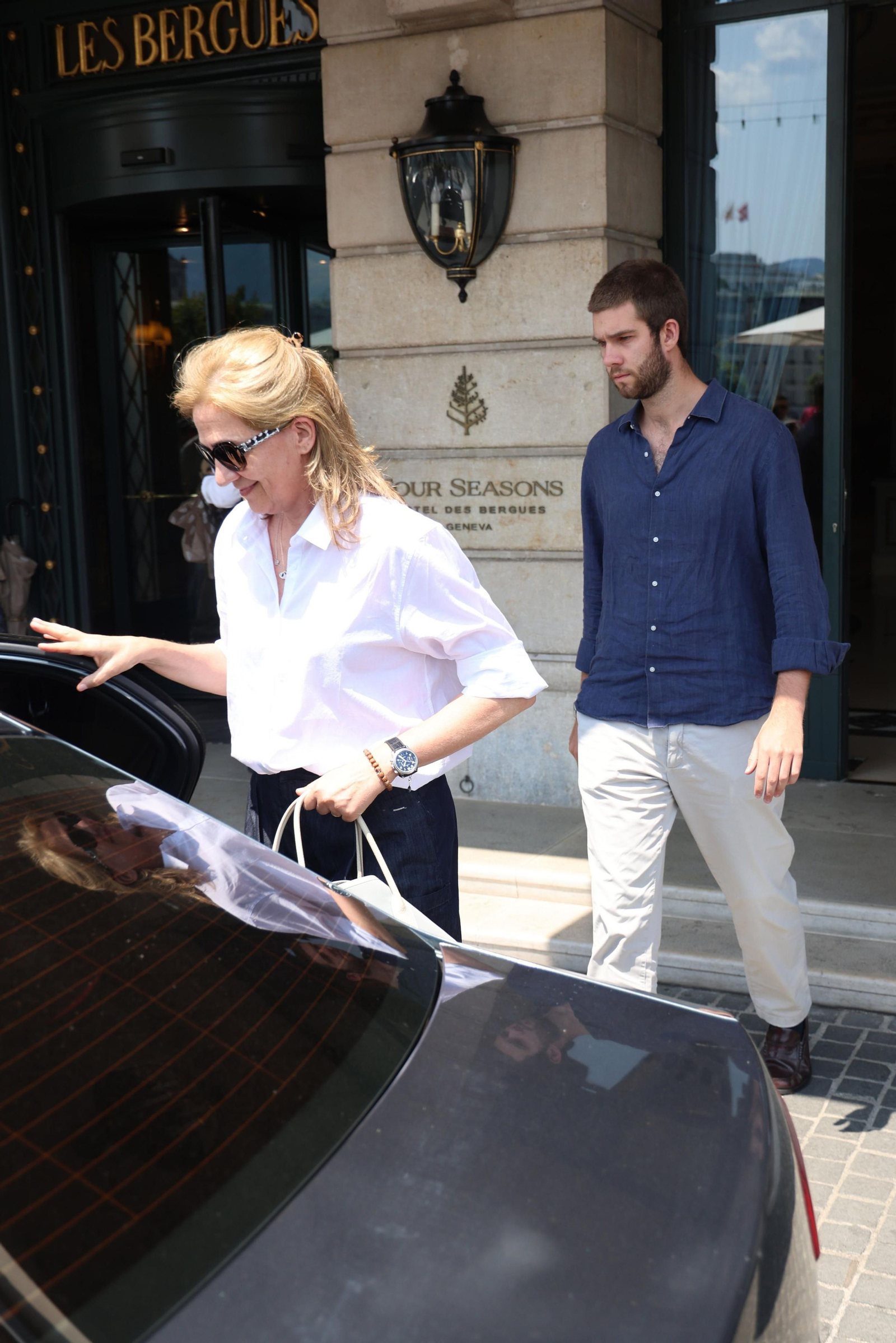 La infanta Cristina y su hijo mayor, Juan Valentín, este viernes La infanta Cristina y su hijo mayor, Juan Valentín, este viernes