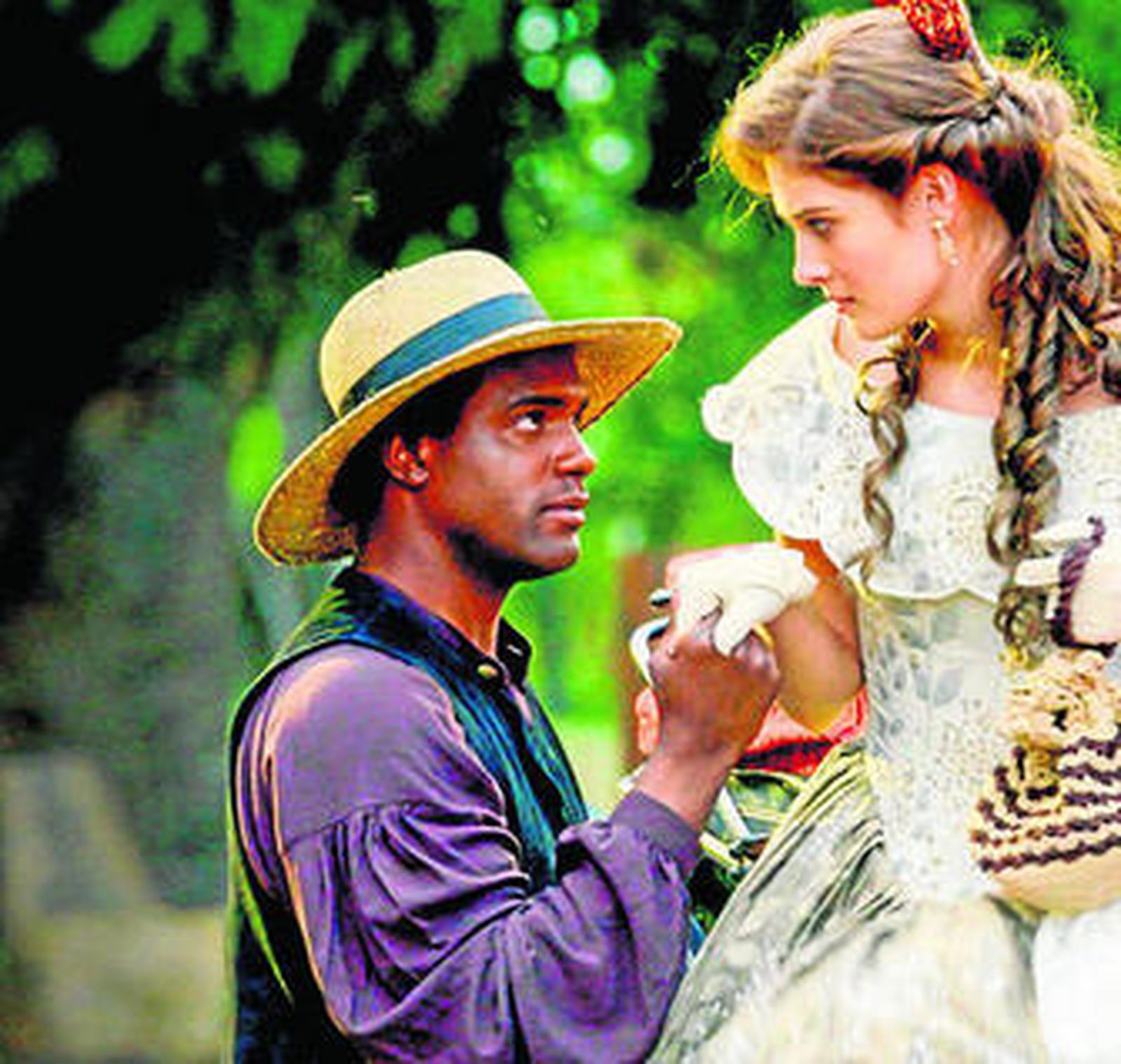 Nerea Camacho, Victoria, y Orián Suárez, Miguel, en 'La esclava blanca'.