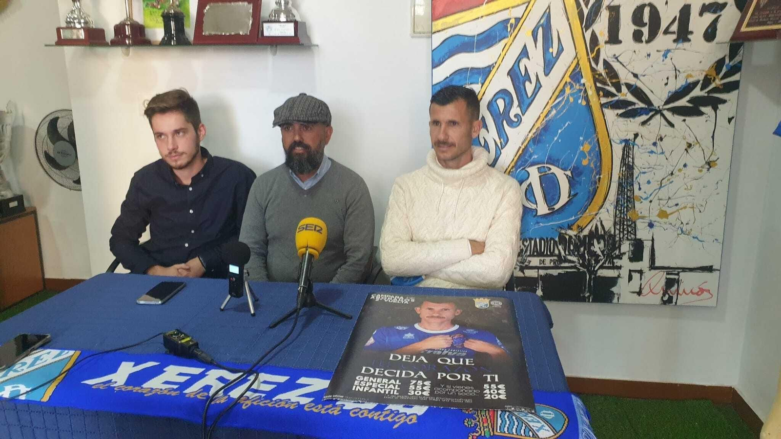 Juan Luis Gil, presidente azulino, y Colorado, capitán de la plantilla, en la presentación de la campaña de socios.