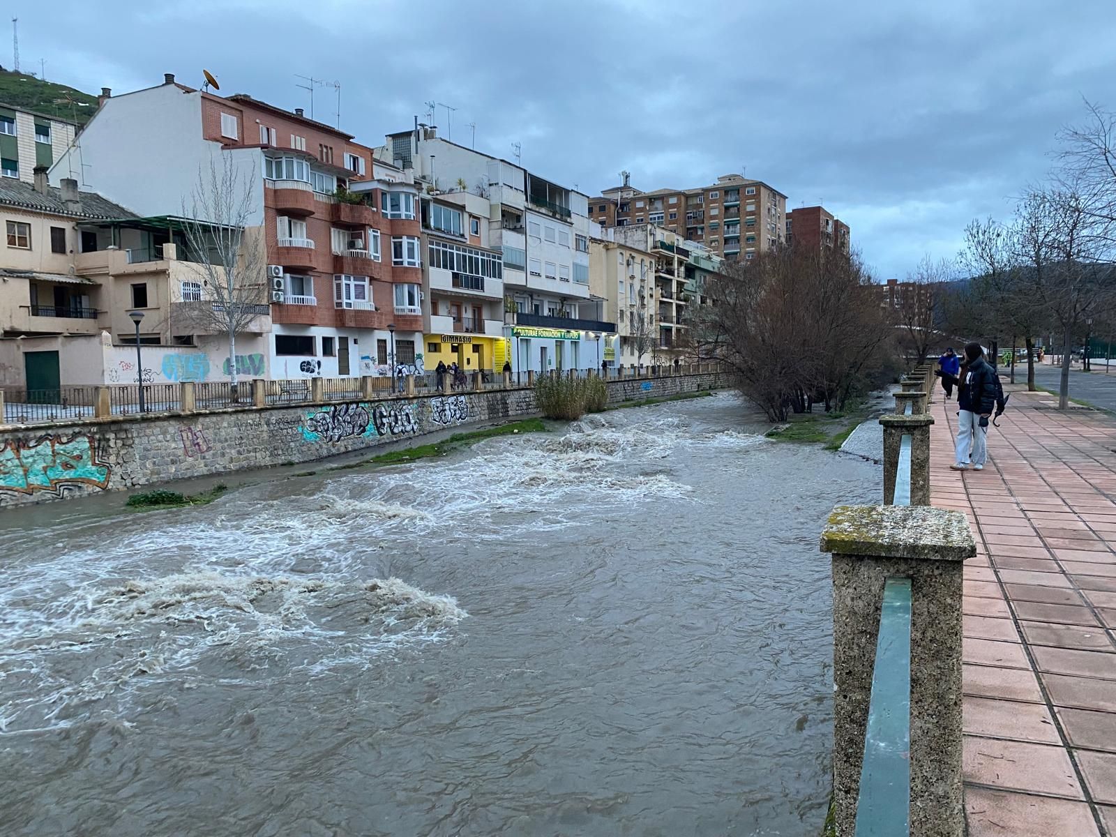 Las fotos de la previa de la borrasca Leonardo: nieve en Prado Negro y el río Genil en Granada, crecido