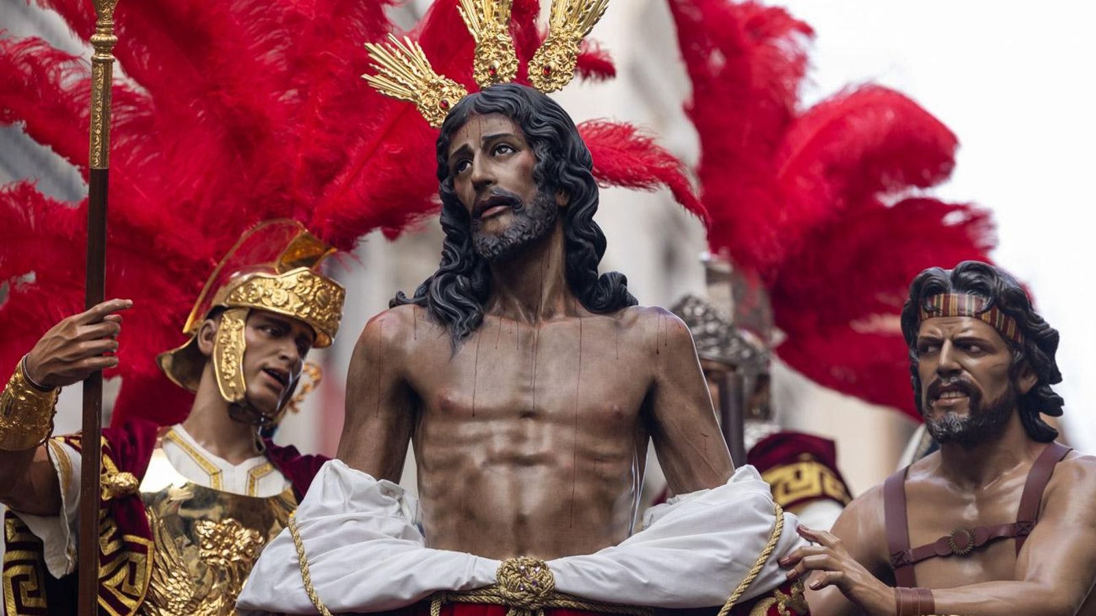 Los cofrades se rinden ante los grandes pasos de misterio del Lunes Santo