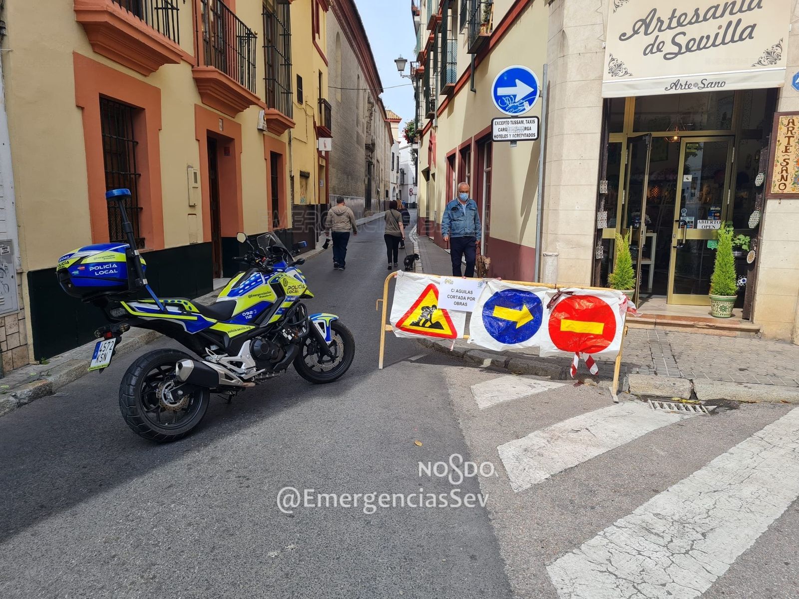 La calle Águilas permanece cortada al tráfico por un hundimiento en la calzada.