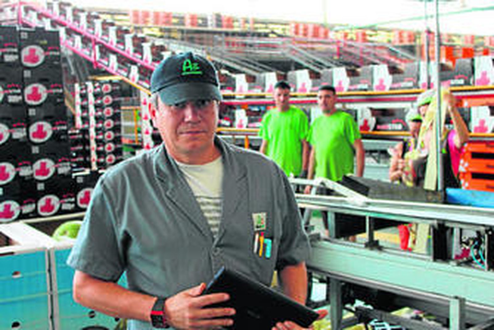 El jefe de Almacén del centro de Exportación de Agrupaejido en La Mojonera, Bernardo Lirola, trabaja codo con codo con Marcelino e Isabel.