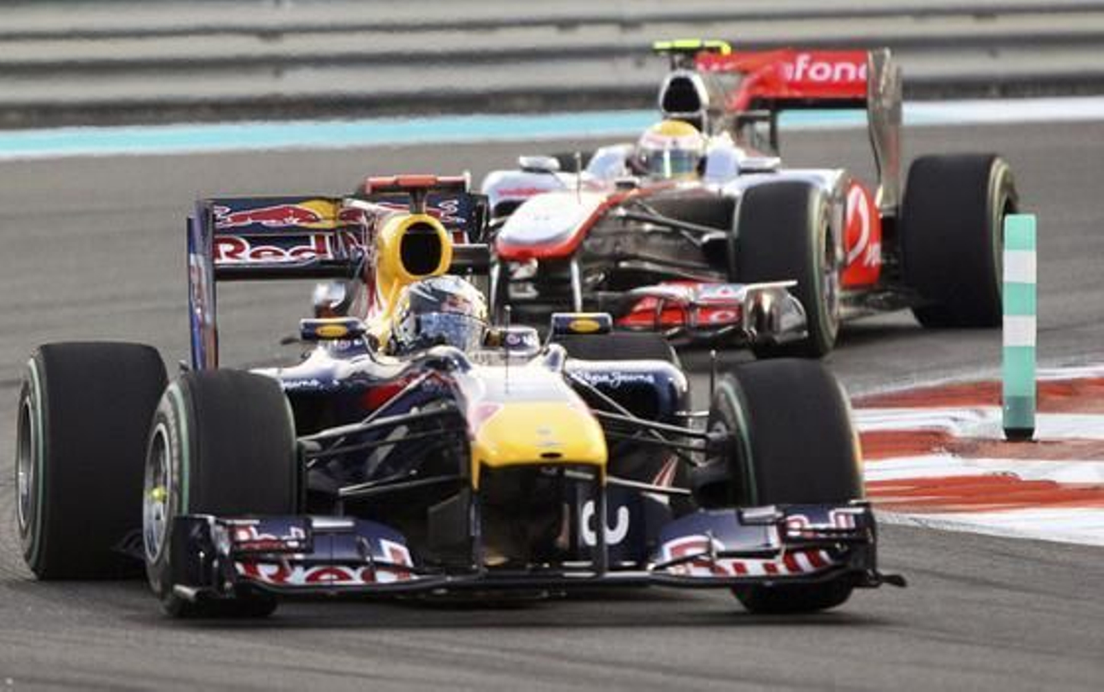 Sebastian Vettel, por delante de Lewis Hamilton.

Foto: EFE