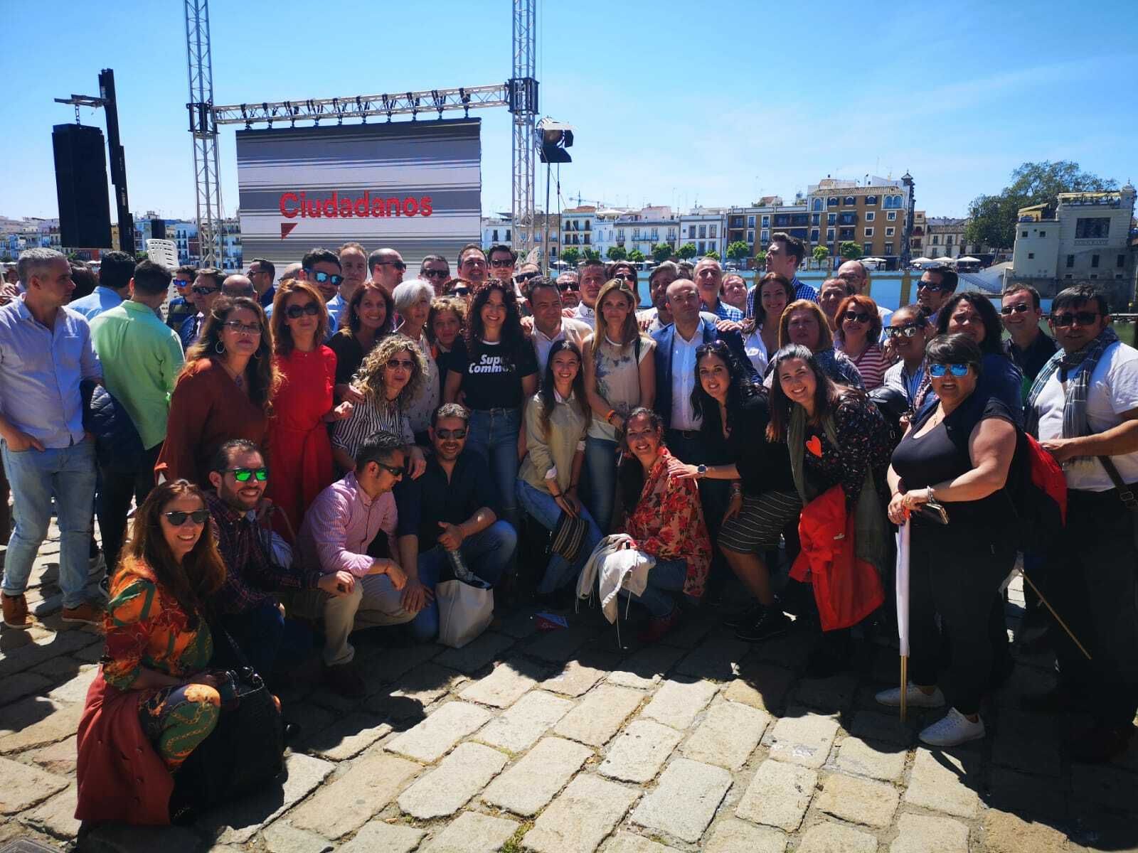 Miembros de Cs, afiliados y simpatizantes de la formación naranja de Huelva, ayer, en Sevilla.