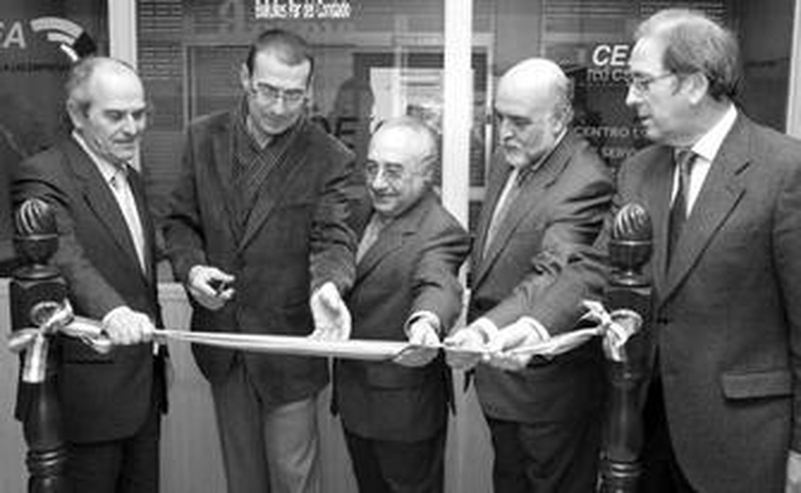 El alcalde de Bollullos fue el encargado de cortar la cinta del nuevo centro de servicios avanzados a empresas.