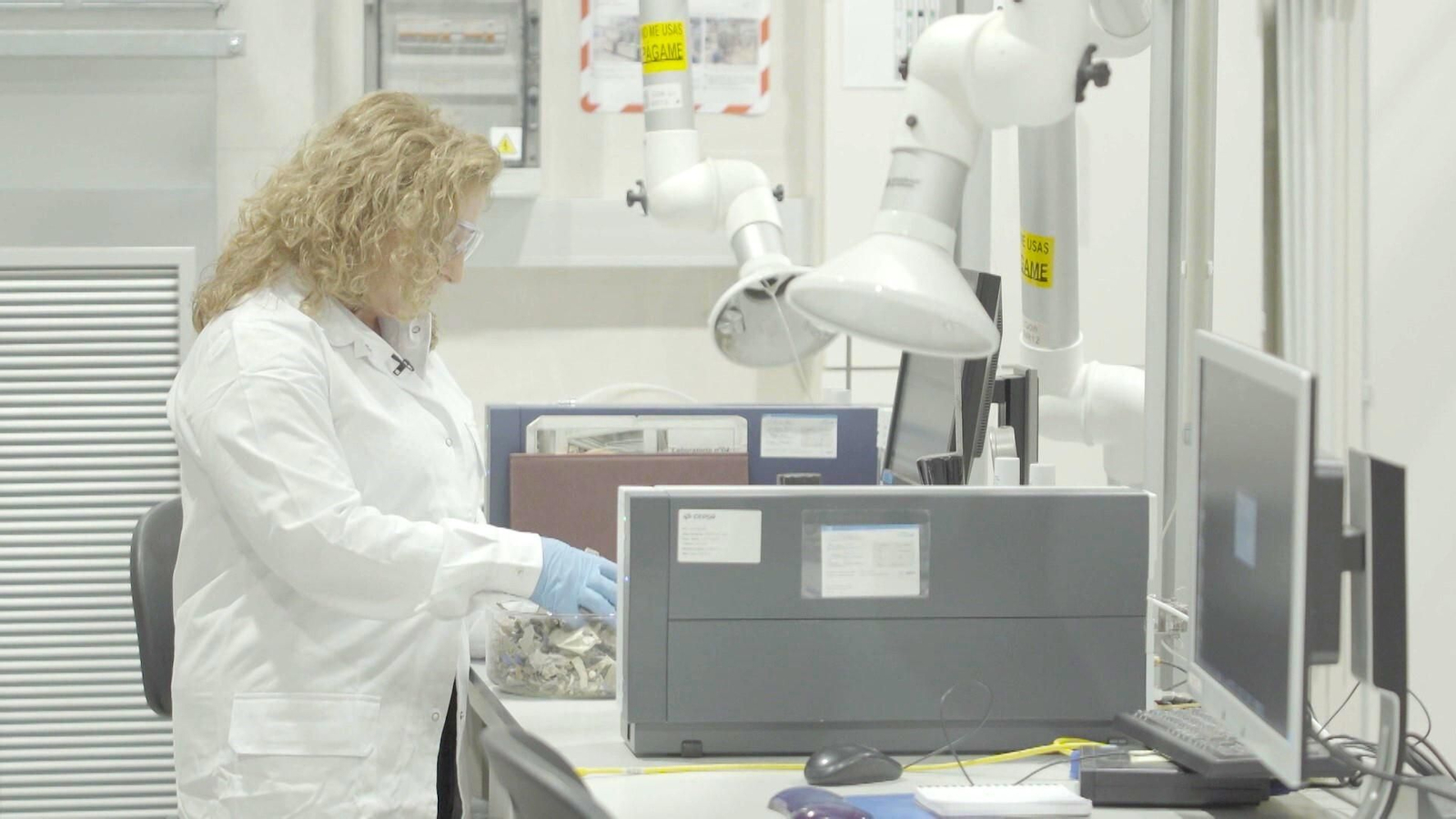 Una trabajadora de Cepsa se encarga de la transformación de plástico en fenol