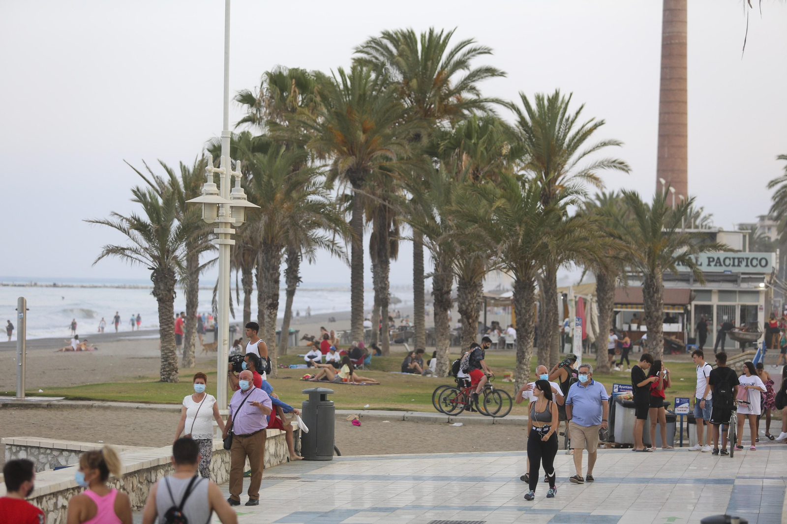 Solitaria noche de San Juan en las playas de Málaga, en fotos