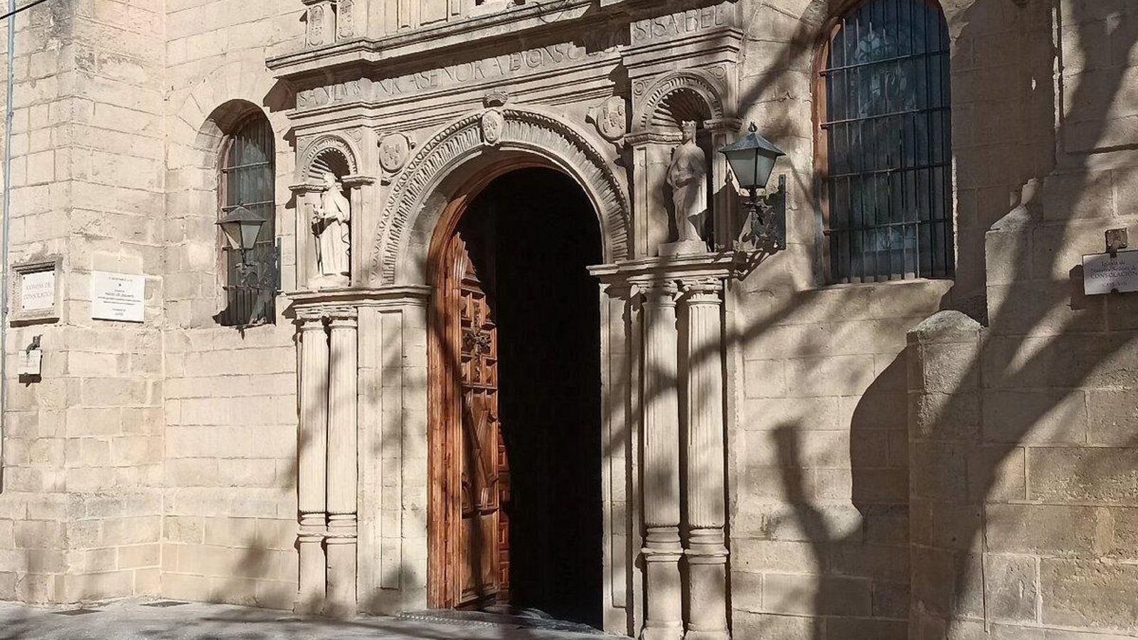 Una de las entradas a la Iglesia de Consolación o Santa María la Mayor. Una de las entradas a la Iglesia de Consolación o Santa María la Mayor.