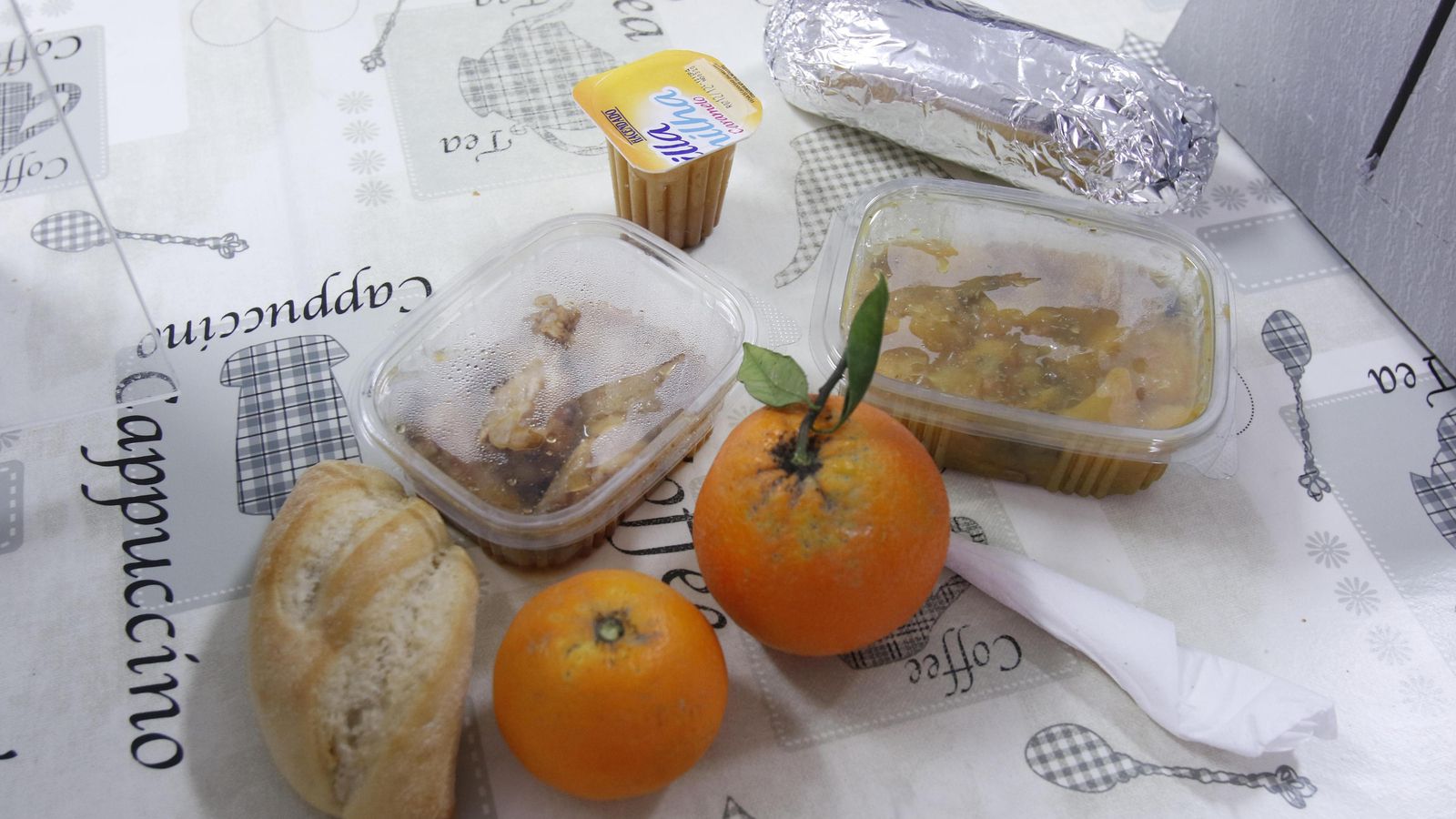 La bolsa lleva dos comidas calientes, pan, postre y bocadillo para la cena.