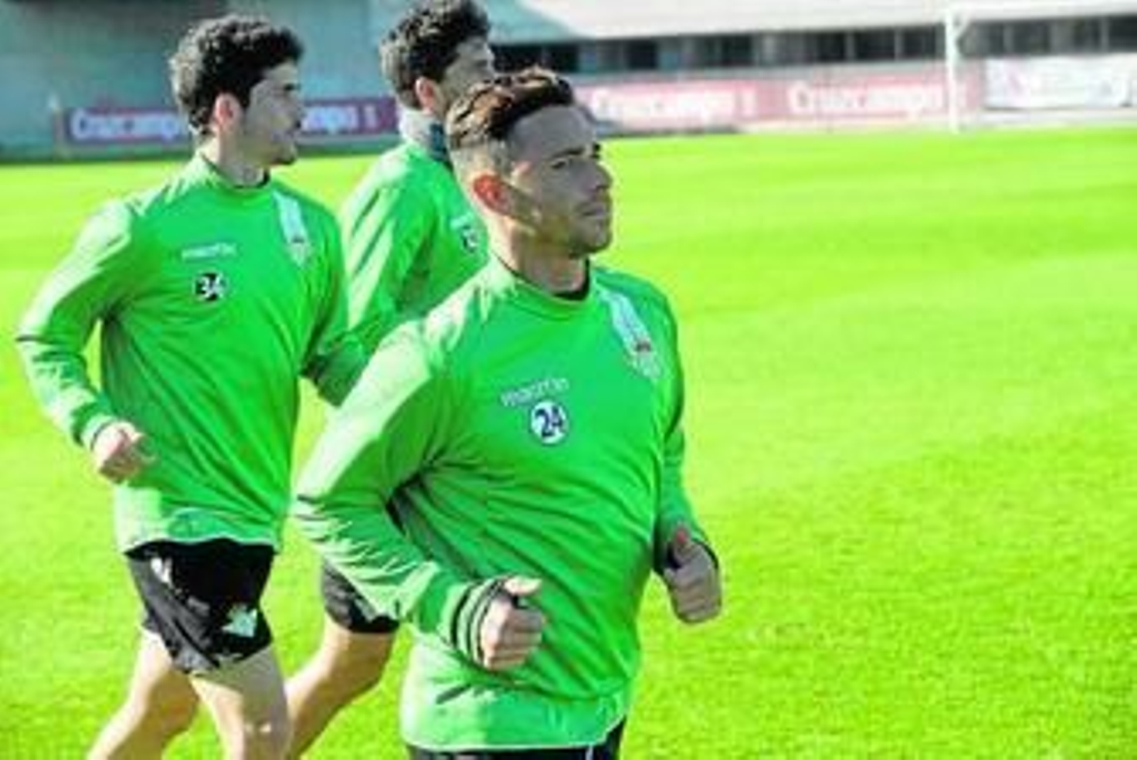 Rubén Castro realiza carrera, con Caro justo detrás.