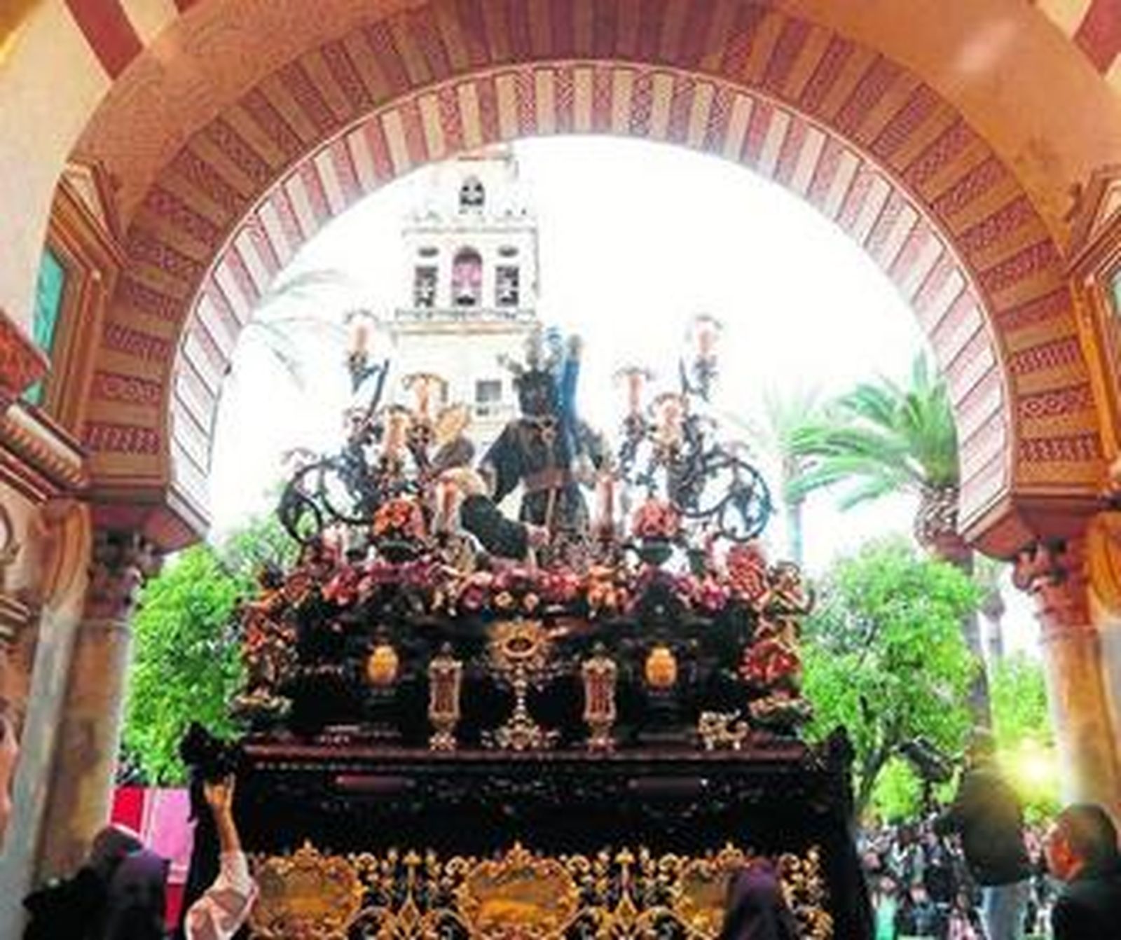 La Santa Faz se adentra en el interior de la Catedral.