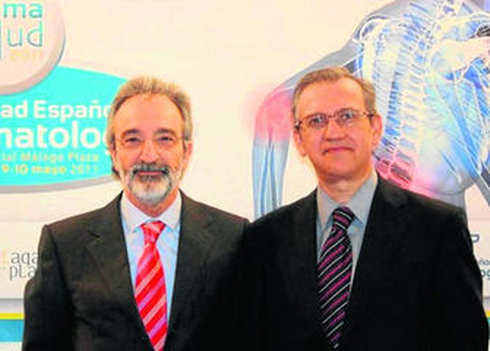 Fernández Nebro, a la derecha, junto al presidente de la Sociedad Española de Reumatología,  Eduardo Úcar.