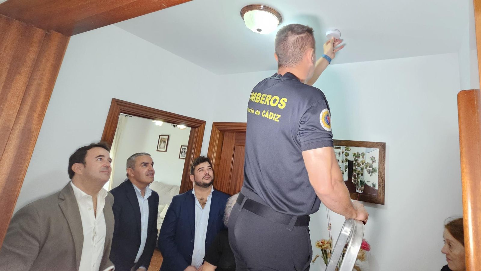 Instalación de un detector de humos en un domicilio de Arcos.