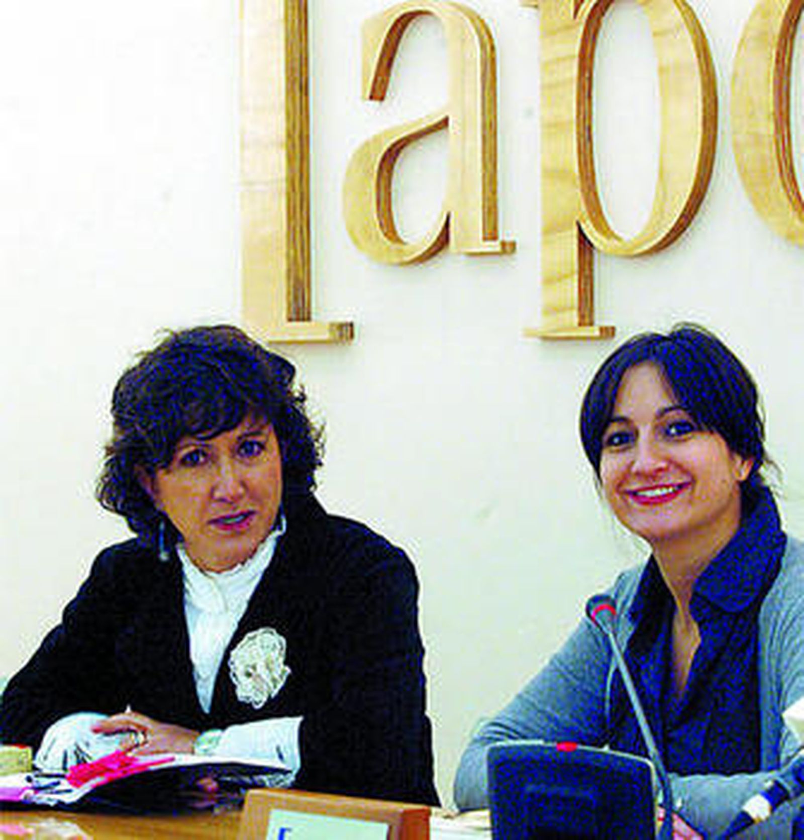 Ana R. Cañil (izquierda), junto a la periodista Fátima Vila, ayer en Cádiz.