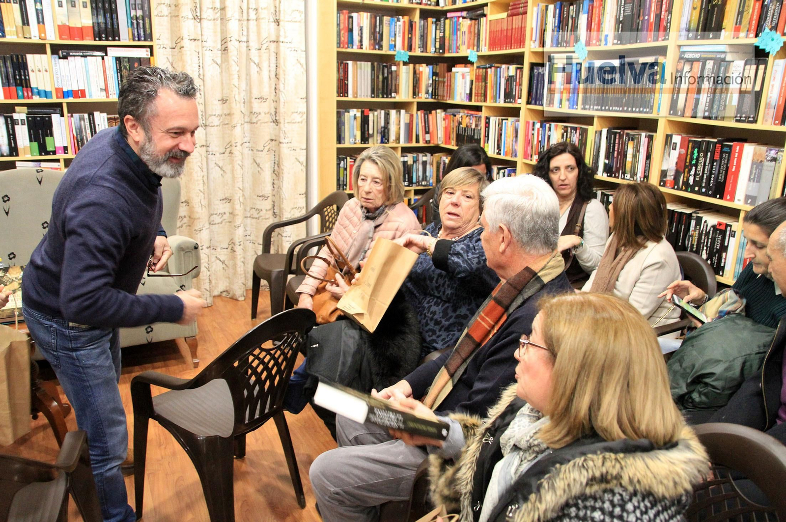 Imágenes de la presentación del libro 'El secreto de la tritona', de Manuel Pinomontano. En la librería La dama culta