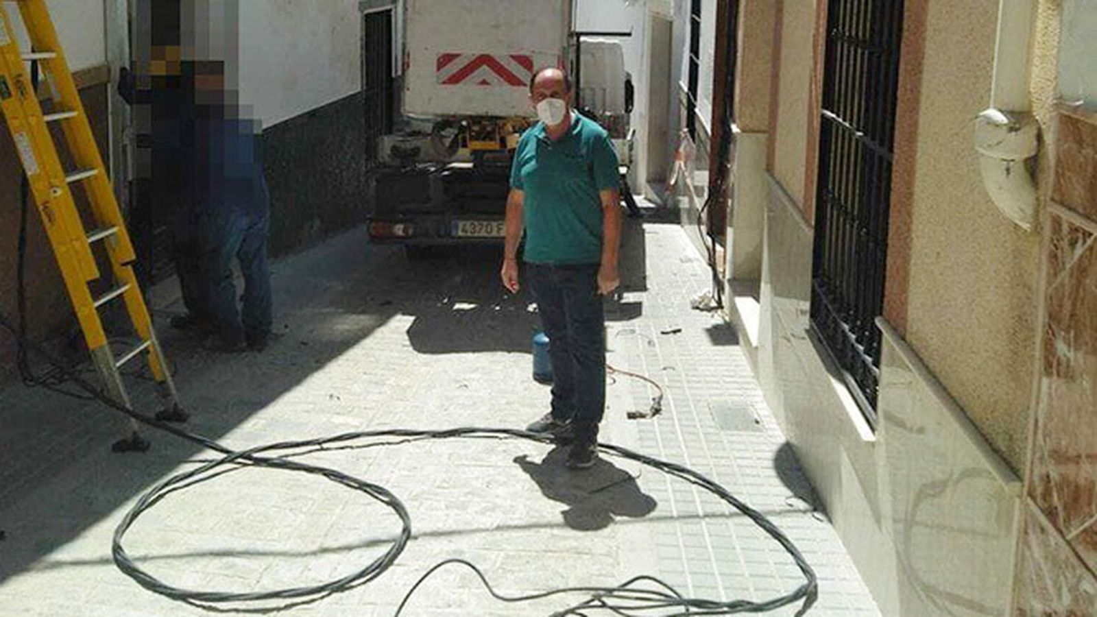 El concejal de Obras, Antonio Maestre, delante de los trabajos de soterramiento del cableado eléctrico.