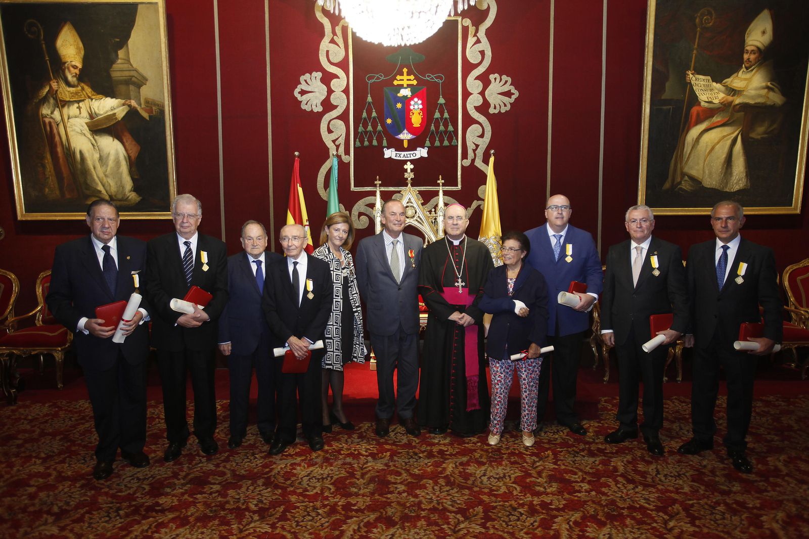 El arzobispo, monseñor Asenjo, con los galardonados.