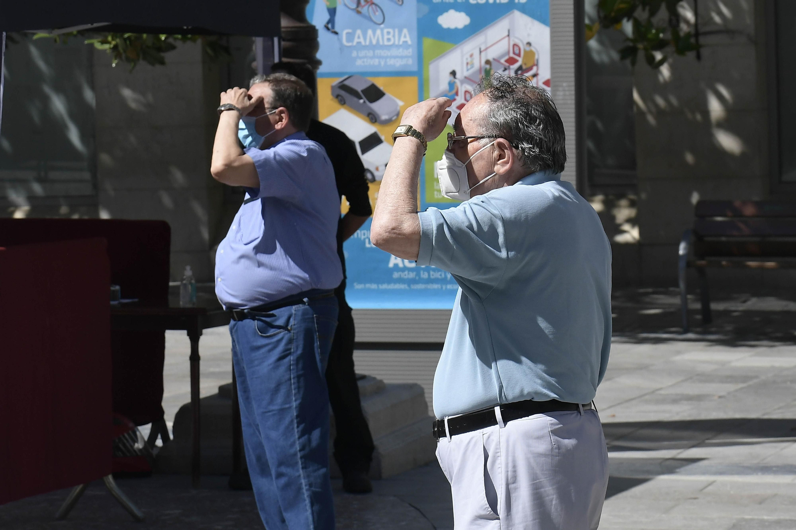 Dos granadinos en la Plaza del Carmen esta mañana