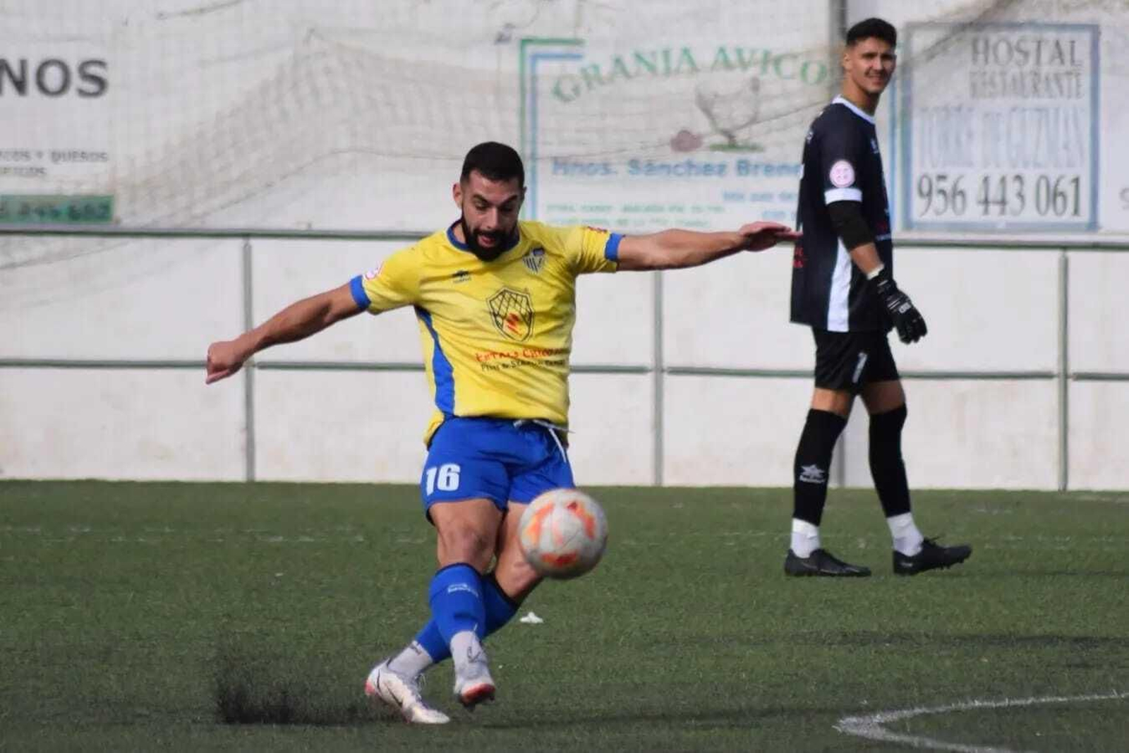 Kiko despeja el esférico en presencia del portero Navas.