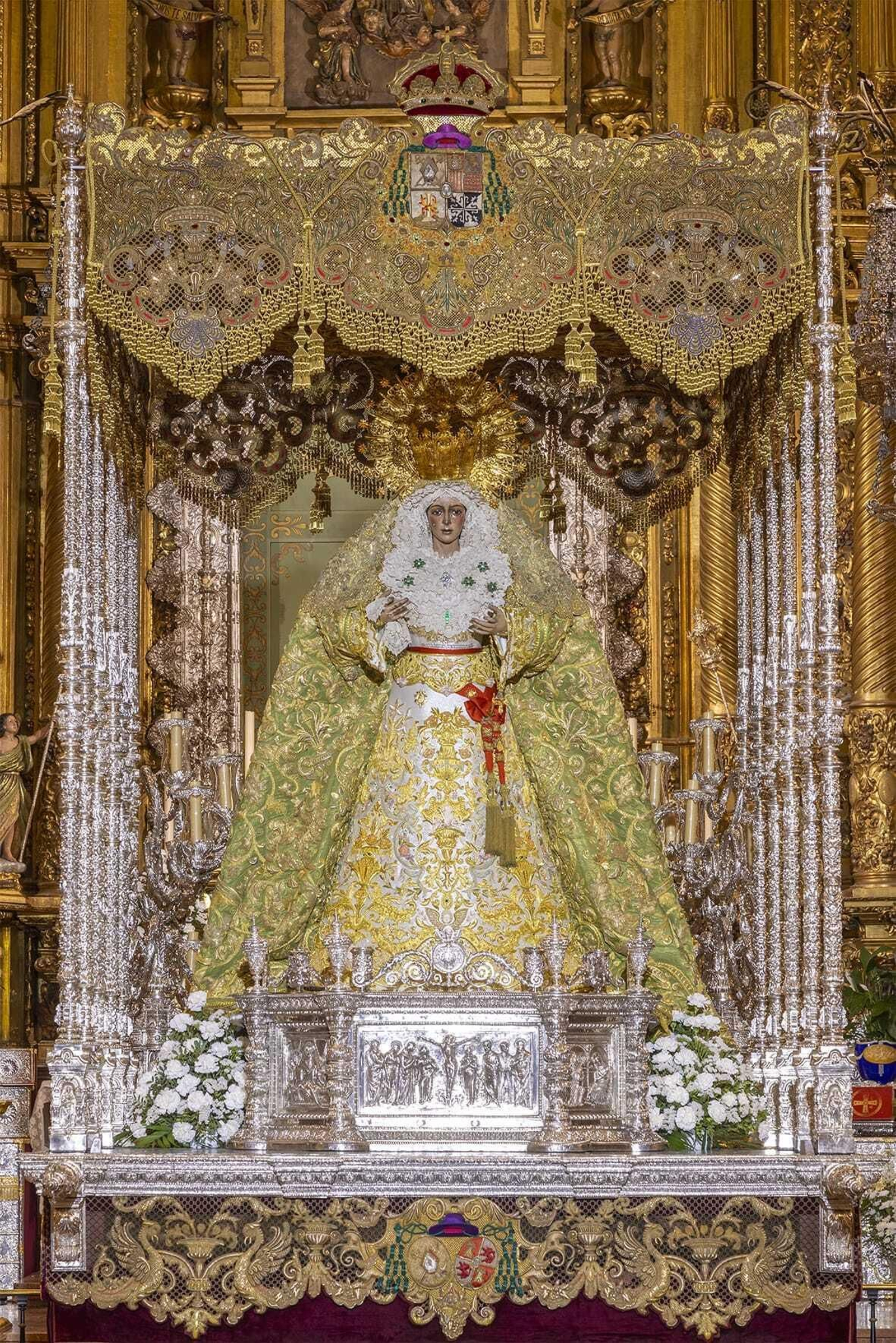 La Virgen de la Esperanza, en su paso de palio.