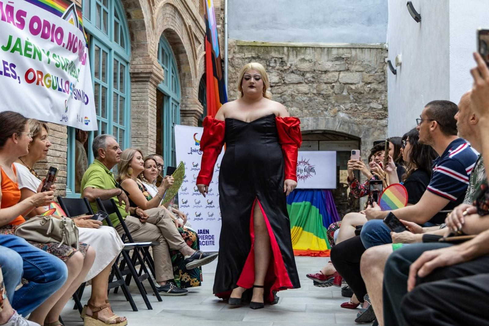Alberto Batres, el diseñador jiennense presenta sus creaciones en el evento en el que se aborda cómo performar el género a través de la moda