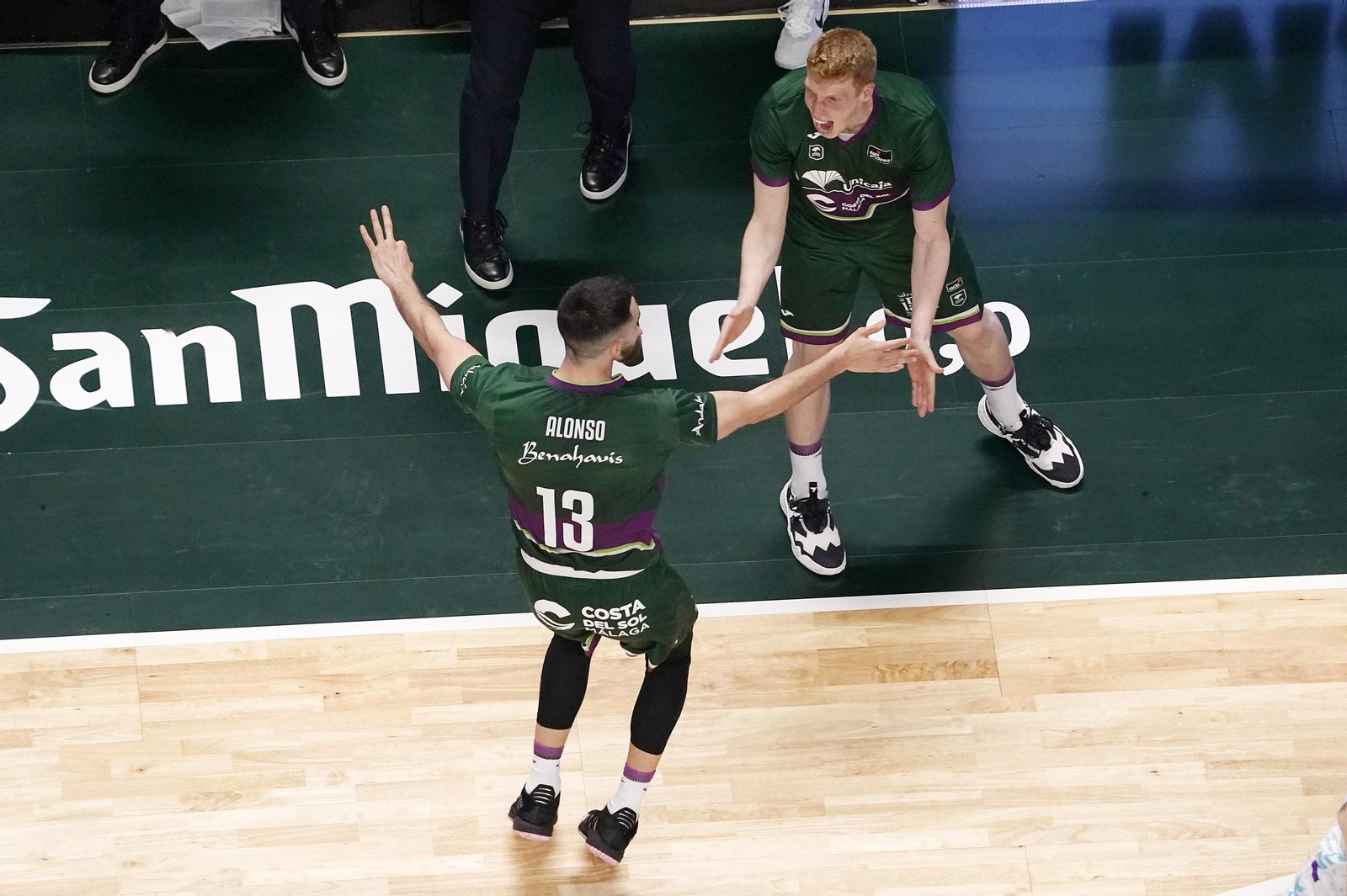 Francis Alonso y Alberto Díaz celebran un triple. Francis Alonso y Alberto Díaz celebran un triple.